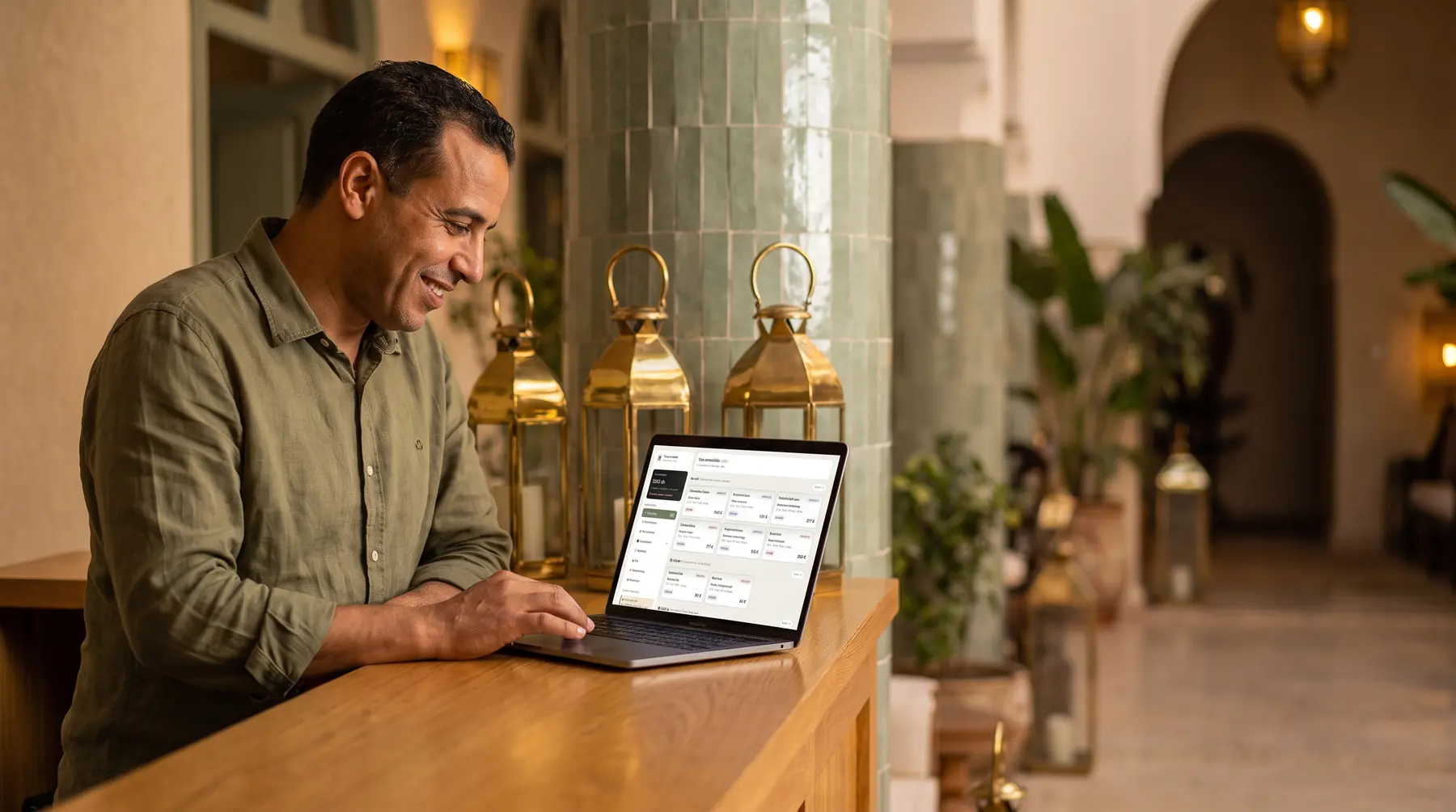 Un hôtelier utilise Riad Admin à la réception de son riad
